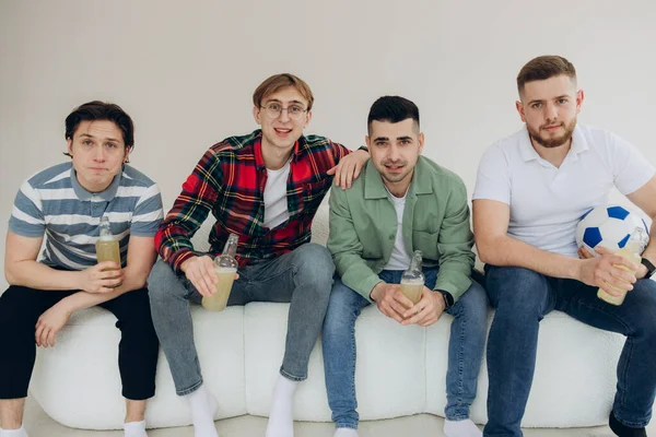 Televizyonda futbol maçı izleyen bir grup arkadaş. Futbol hayranları