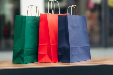 Alışveriş merkezindeki renkli kağıt poşetlerin alışverişini kapat