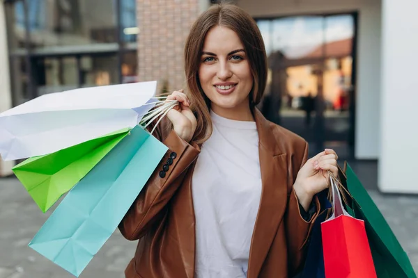 Modefrau Mit Bunten Einkaufstaschen Auf Der Straße Frühlingshaft Konsum Verkauf — Stockfoto