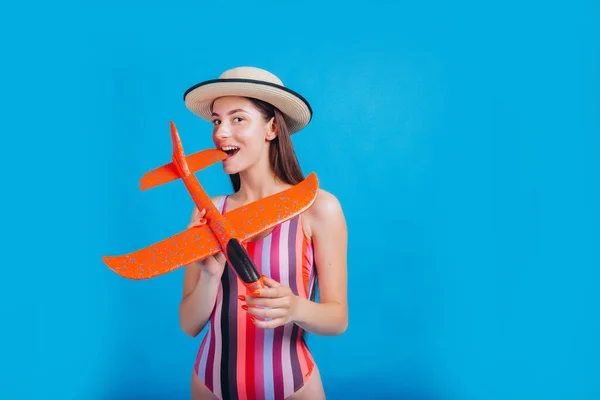 Портрет Щасливої Красивої Туристичної Жінки Купальнику Тримає Паперовий Літак Планує — стокове фото