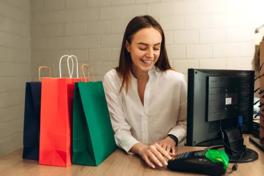 Modern dükkanda ödeme terminali olan satıcı