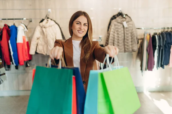 Mujer Joven Feliz Sosteniendo Bolsas Compras Tienda Ropa Concepto Compras — Foto de Stock