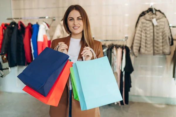 Glückliche Junge Frau Mit Einkaufstaschen Kleiderladen Einkaufskonzept Verkauf — Stockfoto