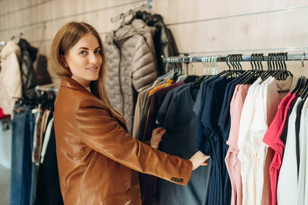 Güzel sarışın giyim mağazasından yeni şeyler alıyor..