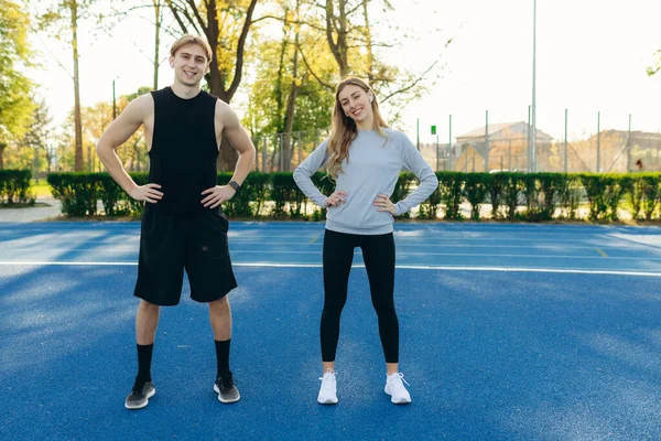 Spor giyim sektöründe spor, spor, spor ve sağlıklı yaşam tarzları yapan genç bir çift.