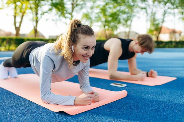 Two Young Fit Athletic Women Guy Hold Plank Position Train — Stockfoto