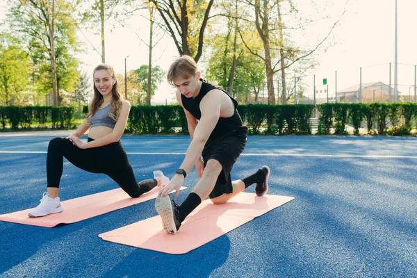 Ung Fitness Par Gör Stretching Övningar Utomhus Sportig Man Och — Stockfoto