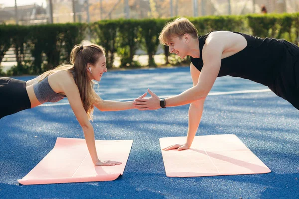 Pareja Joven Haciendo Flexiones Estadio — Foto de Stock