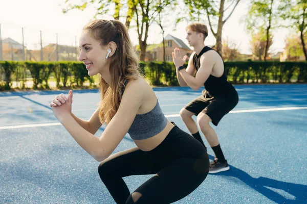 Perfect Squat Young Beautiful Couple Sportswear Training Together Stadium — Stockfoto