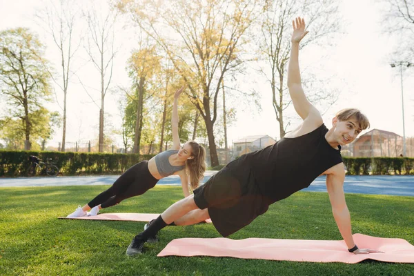 Strong Sports Couple Man Woman Make Yoga Exercises Outdoors — Stockfoto