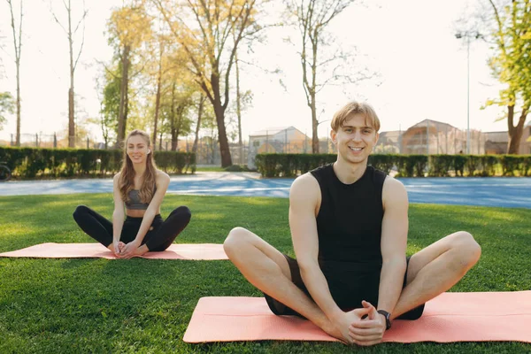 Ung Par Kvinna Utbildning Med Manlig Instruktör Utföra Yoga Övningar — Stockfoto