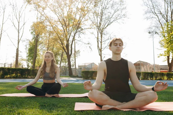 Ung Man Och Kvinna Gör Yoga Parken Solig Sommar Par — Stockfoto