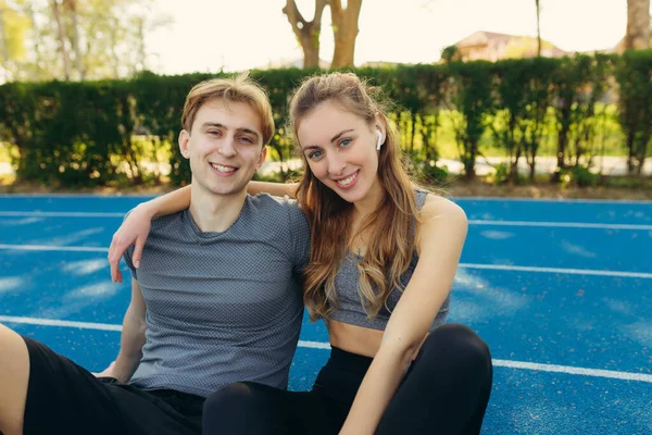 Portrait Happy Athletic Couple Workout Guy Girl Have Rest Exercises — Fotografia de Stock