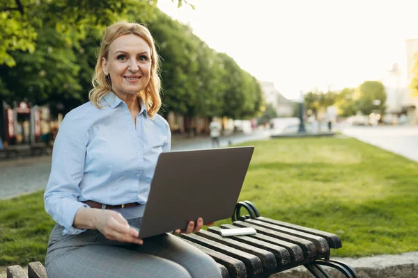 Portrait Femme Âgée Active Avec Ordinateur Portable Dans Parc Travaillant — Photo