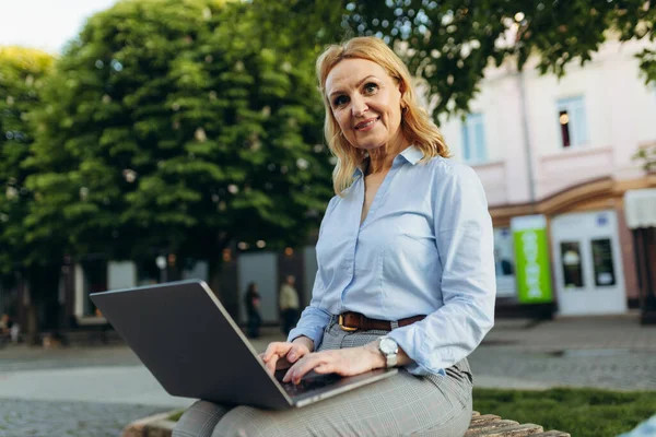 Portrait Mature Businesswoman Working Laptop City Lifestyle Concept — Stockfoto