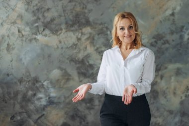 Olgun bir iş kadınının portresi yanındaki yeri işaret ediyor. Mesaj için yer. Başarılı kadın 50 'li yaşlarda.