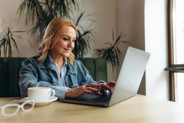 Een Glimlachende Vrouw Die Kantine Aan Een Laptop Werkt Zakenvrouw — Stockfoto