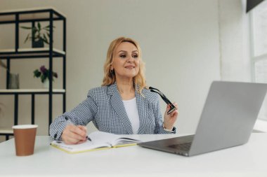 Üst düzey iş kadını, çok çalışıyor, merkez ofisinden.