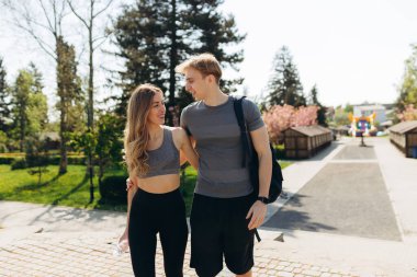 Atletik çift eğitimden sonra iletişim kurar. Yaz. Sağlıklı yaşam tarzı kavramı