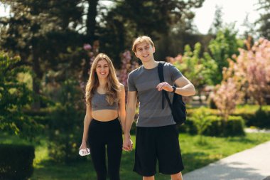 Atletik çift eğitimden sonra iletişim kurar. Yaz. Sağlıklı yaşam tarzı kavramı