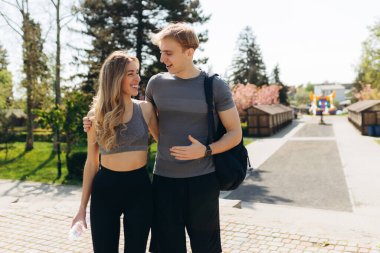 Atletik çift eğitimden sonra iletişim kurar. Yaz. Sağlıklı yaşam tarzı kavramı