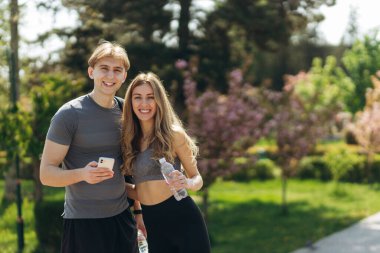 Cep telefonu kullanan genç bir çift.