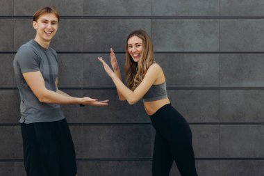 Başarılı bir antrenmandan sonra mutlu görünen çekici çift.