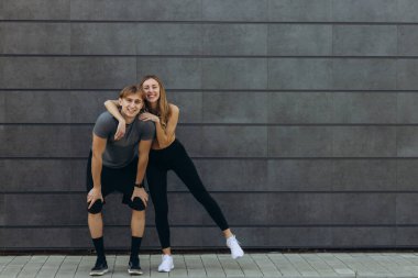 Bir spor çifti portresi. Sarılmak ve gülümsemek. Boşluğu kopyala