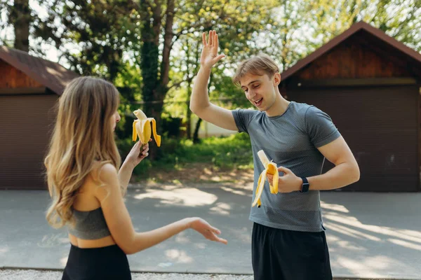 Casal Esportes Feliz Comer Comida Saudável Após Treino — Fotografia de Stock