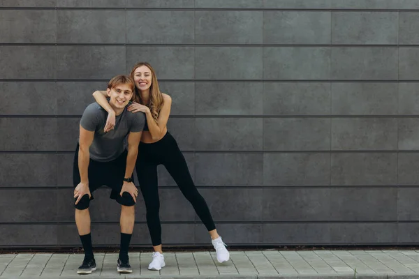 Retrato Casal Desportivo Abraçar Sorrir Espaço Cópia — Fotografia de Stock