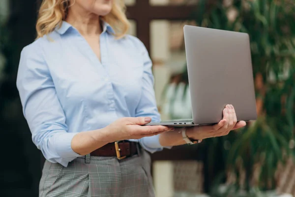 Close Handen Van Het Bedrijfsleven Vrouw Houden Met Behulp Van — Stockfoto