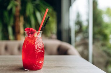 Nane aromalı taze ev yapımı ahududu limonatası. Boşluğu kopyala