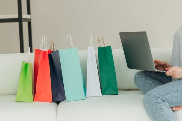 Primer Plano Las Compras Mujer Línea Usando Ordenador Portátil Con — Foto de Stock