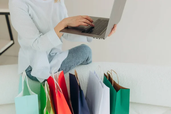 Nahaufnahme Einer Frau Die Mit Einem Laptop Und Bunten Einkaufstaschen — Stockfoto