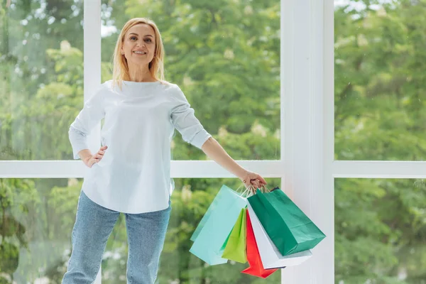 Reife Frau Mit Bunten Einkaufstaschen Hause — Stockfoto