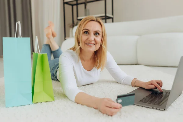 Mujer Madura Feliz Celebración Tarjeta Crédito Uso Portátil Elección Compra — Foto de Stock