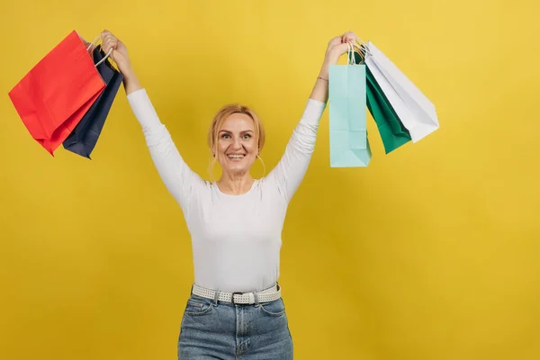 Glückliche Reife Frau Hebt Die Hände Mit Einkäufen Auf Isoliertem — Stockfoto