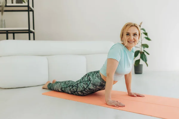 Senior Kvinna Som Gör Yoga Vardagsrummet Sitt Hus Begreppet Hälsosam — Stockfoto