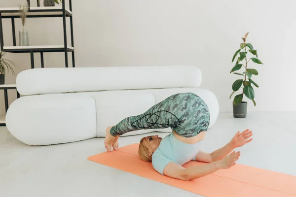 Oudere Vrouw Die Yoga Doet Woonkamer Van Haar Huis Het — Stockfoto