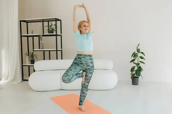 Porträtt Leende Äldre Kvinna Som Gör Fitness Stretching Övningar Hemma — Stockfoto