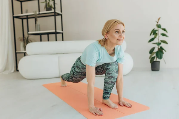 Porträtt Leende Äldre Kvinna Som Gör Fitness Stretching Övningar Hemma — Stockfoto