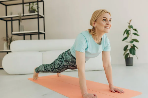 Attraktiv Seniorutbildning Hemma Gammal Kvinna Stående Plank Position Begreppet Hälsosam — Stockfoto