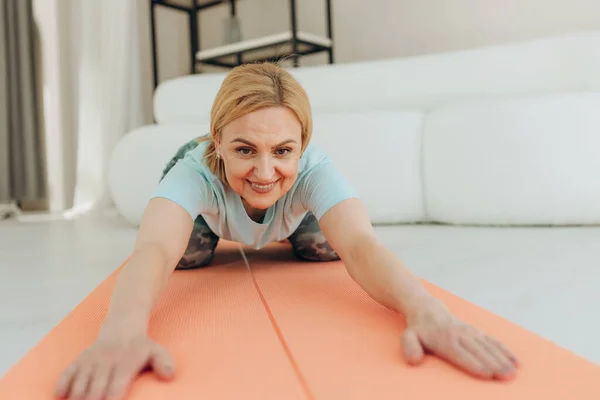 Senior Kvinna Som Gör Yoga Vardagsrummet Sitt Hus Begreppet Hälsosam — Stockfoto