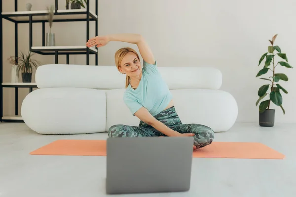 Sport Mogen Ålder Glad Senior Kvinna Gör Stretching Övningar Framför — Stockfoto