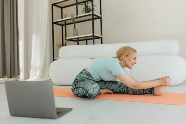 Fitness Träning Online Äldre Kvinna Hemma Med Bärbar Dator — Stockfoto