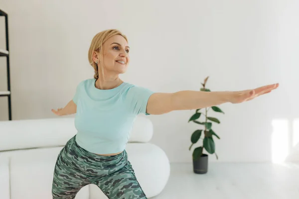 Porträtt Leende Äldre Kvinna Som Gör Fitness Stretching Övningar Hemma — Stockfoto