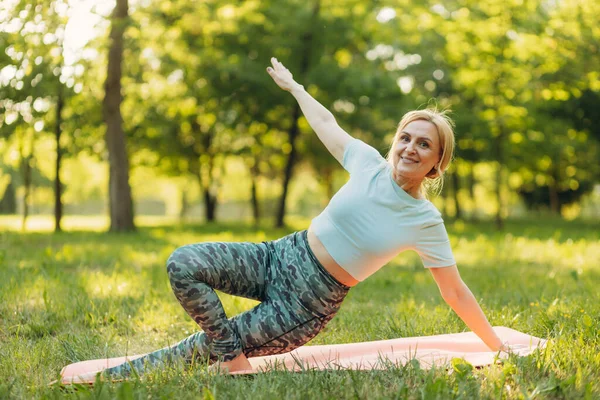 Senior Kvinna Gör Yoga Parken Begreppet Hälsosam Livsstil — Stockfoto