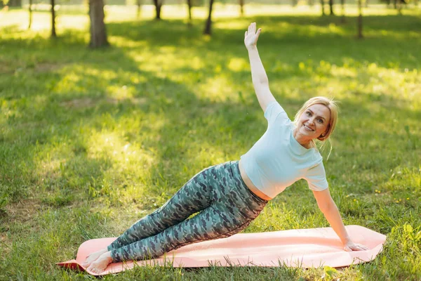 Senior Kvinna Gör Yoga Parken Begreppet Hälsosam Livsstil — Stockfoto