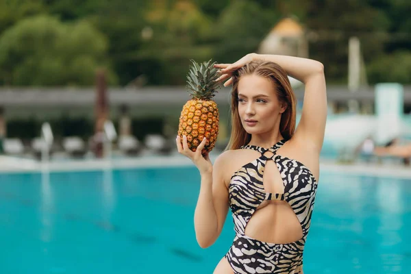 Portrait Woman Wearing Swimsuit Pineapple Holding Hand Swimming Pool Fashion — Stockfoto