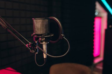 Stüdyo radyo istasyonunda profesyonel mikrofon